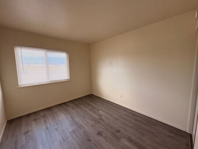 Building Photo - 4 Bed, 2.5 Bath in Rialto!