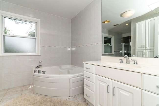 Building Photo - 1800 Lark Ln