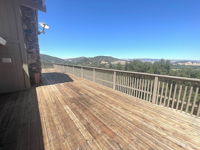 Building Photo - $4,695 - Large Gorgeous 3/2 Tri-Level Home...