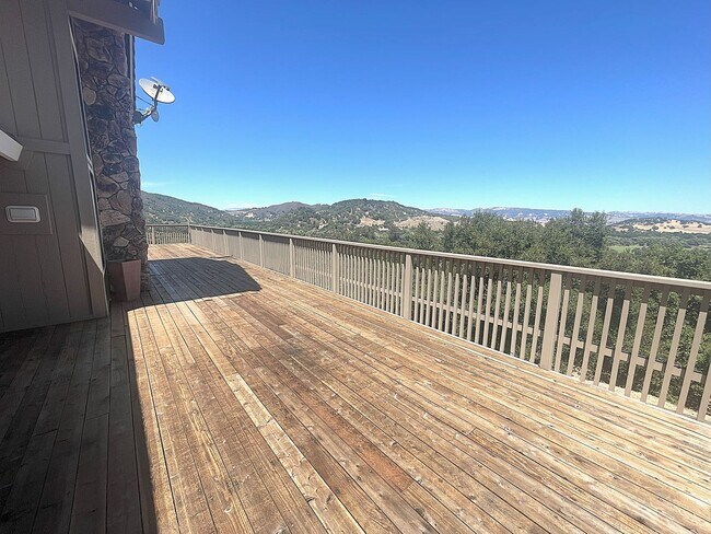 Building Photo - $5495 - Large Gorgeous 3/2 Tri-Level Home ...