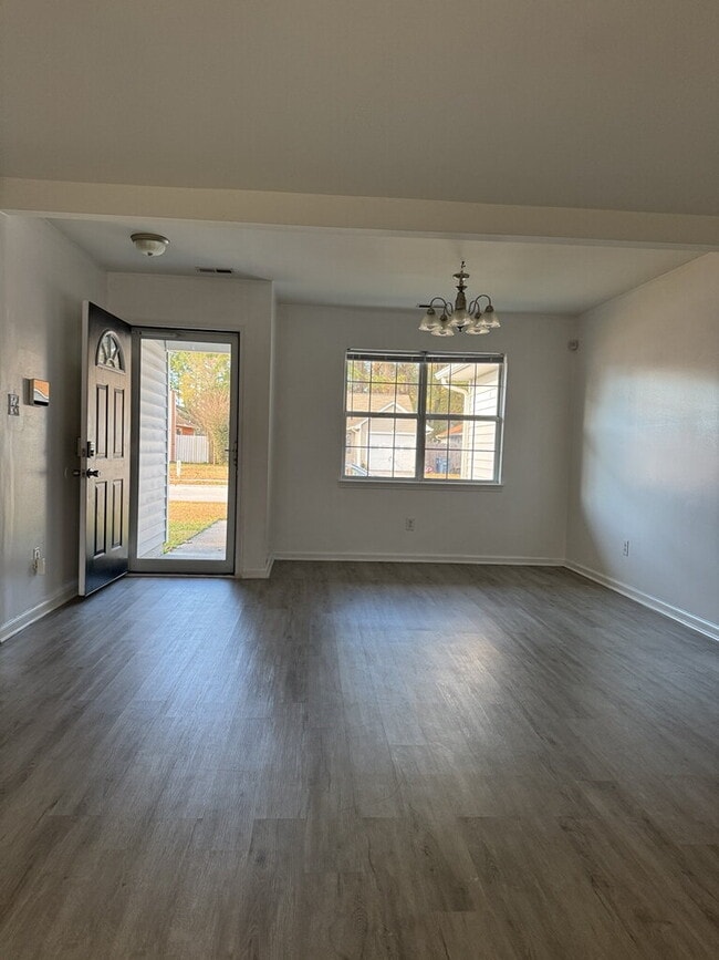 Building Photo - Beautiful 3 Bedroom, 2 Bath Home-3016 E. Windgate Ct.