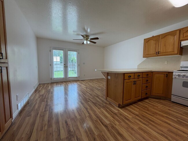 Building Photo - Welcome to this Two-Bedroom Duplex in Santaquin, UT