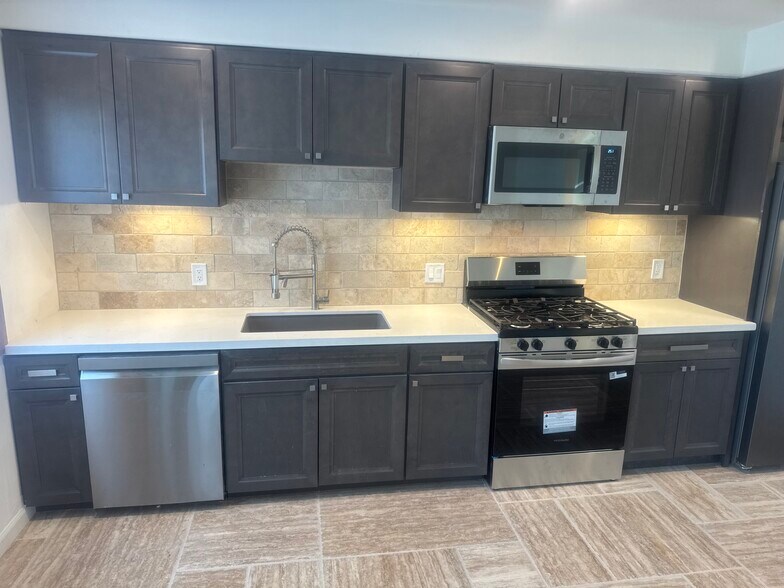 Building Photo - 729 E Elder St