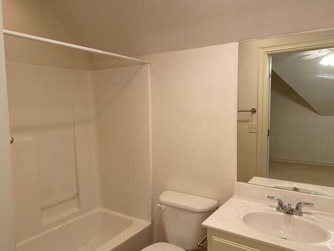 Building Photo - Lovely Stone/Stucco Home Nestled In Cul-De...