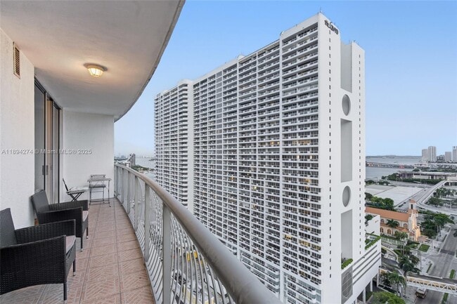 Building Photo - 1750 N Bayshore Dr