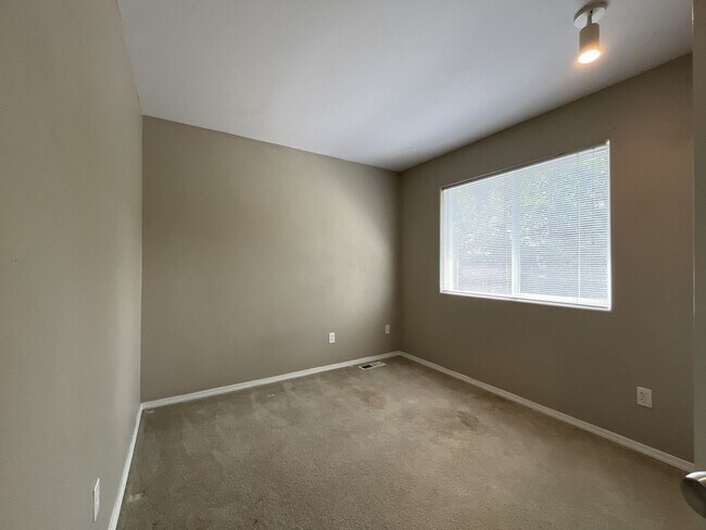 Building Photo - Beautiful 5BD/3BA Home with Soaking Tub, Island Kitchen & Attached 2-Car Garage
