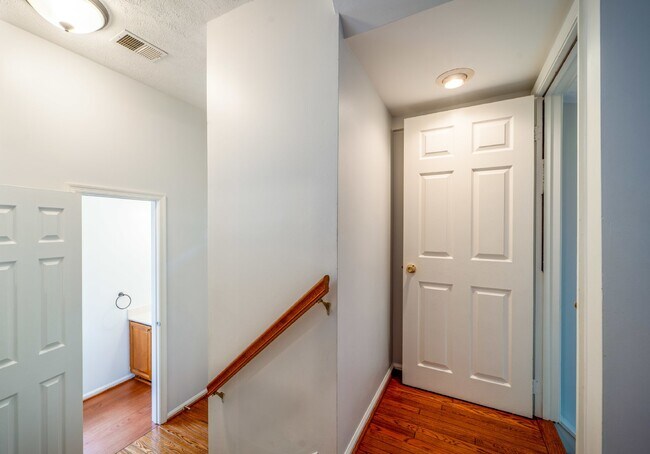 Building Photo - Three-level end unit townhome!