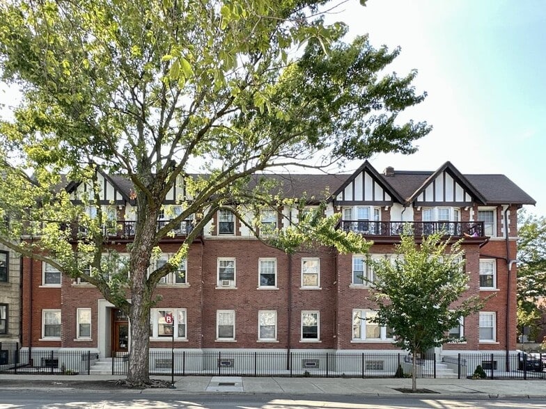 Primary Photo - 4452 N Sheridan Rd