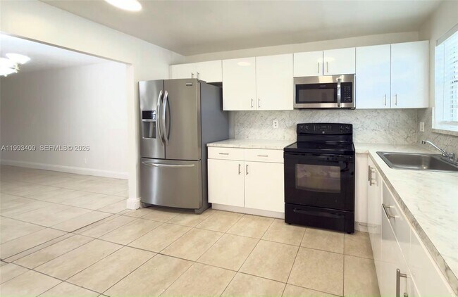 Building Photo - 609 S State Rd 7