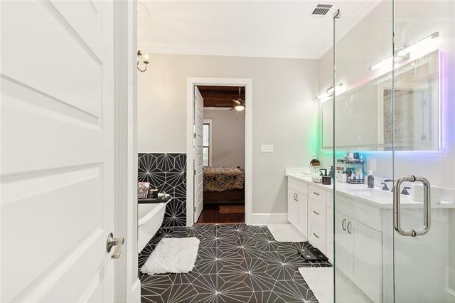 Building Photo - 8541 Victory Dr