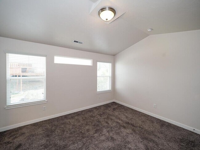 Building Photo - Draper Hillside Townhome