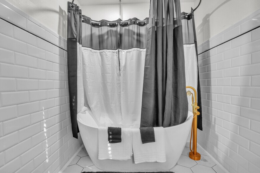 Room 1 Privet Full Bathroom - 51 E 4th St
