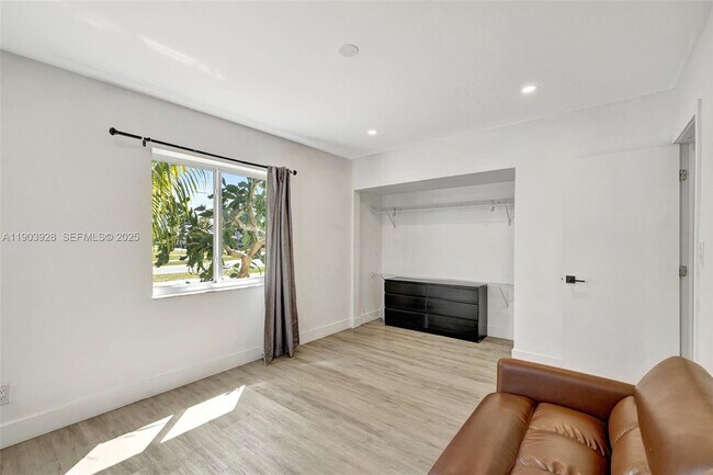 Building Photo - 843 SW 20th St