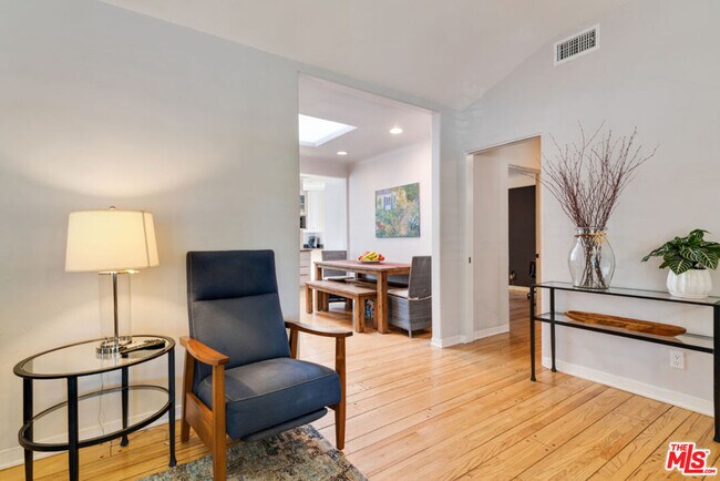 Building Photo - 10933 Ayres Ave