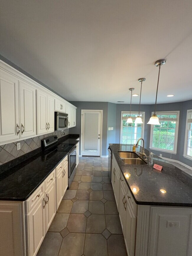 Building Photo - Beautiful 4 Bedroom, 3 Bath Home-211 Bethesda Ct.