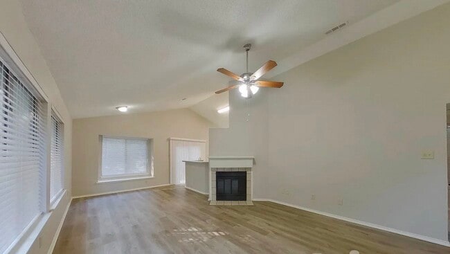 Building Photo - MOVE IN READY