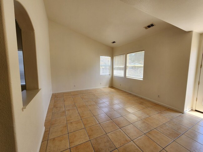 Building Photo - Newman~ 4 bed/3 bath