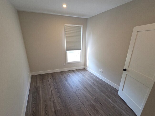 Building Photo - 64 Tolman St