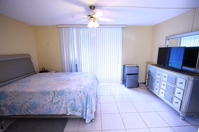 Building Photo - 6570 Royal Palm Blvd