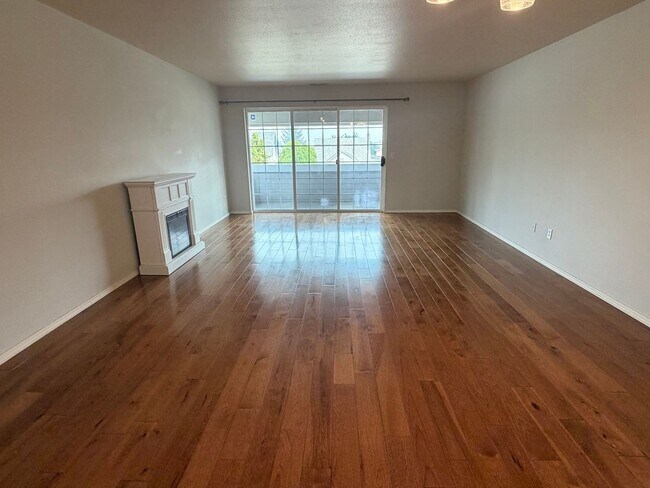 Building Photo - Now renting 2 bedroom 2 bathroom Condo
