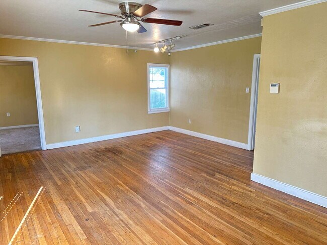 Building Photo - Character, Comfort & Convenience in Tech T...