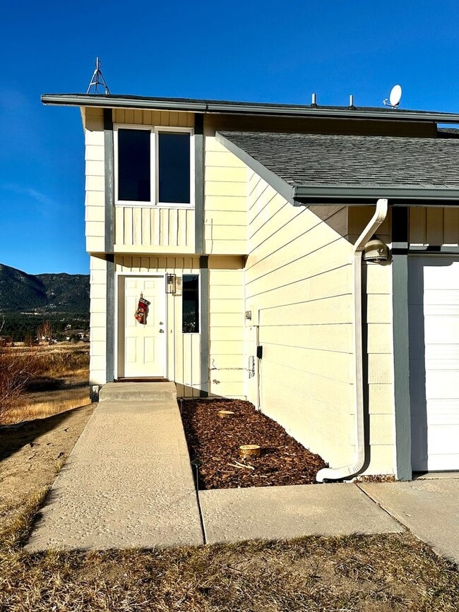 Building Photo - Newly Renovated Home 3 Bed 1 1/2 Bath 1-Car Garage on Century Place!