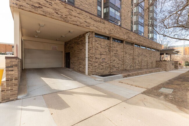 Building Photo - Unbeatable Views, Ample Amenities, 2 Bed 1...