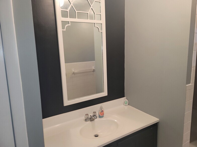 Building Photo - 810 Seymour Rd