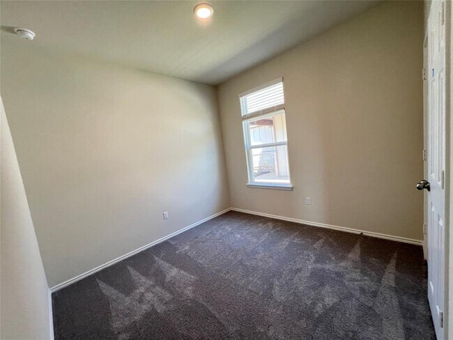 Building Photo - 561 Papaya Dr