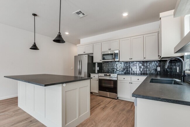 Building Photo - Urban living in Edmond