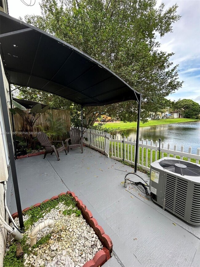 Building Photo - 954 NE 42nd Terrace