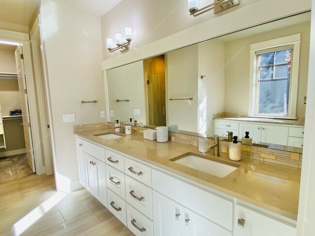 Building Photo - Luxury Single-Level 3BR - 3.5BA Living in Tetherow