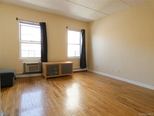 Building Photo - 228 E 112th St