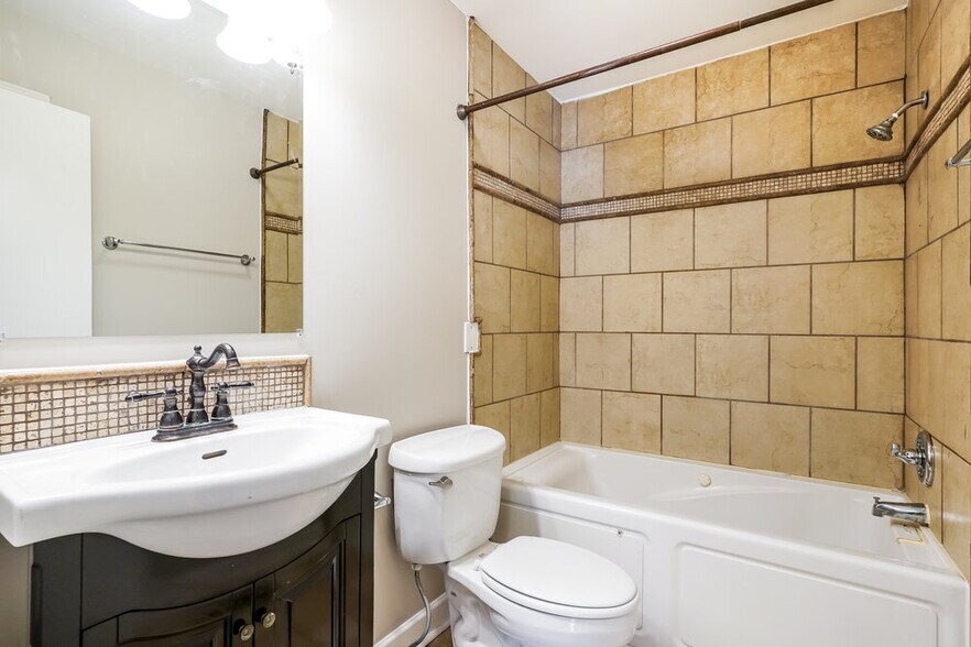 Building Photo - 142 Creekwood Ln