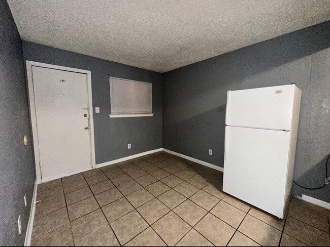 Building Photo - ALL UTILITIES INCLUDED in Cozy and Convenient 1 bedroom