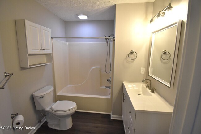 Building Photo - 4313 Hickoryview Dr