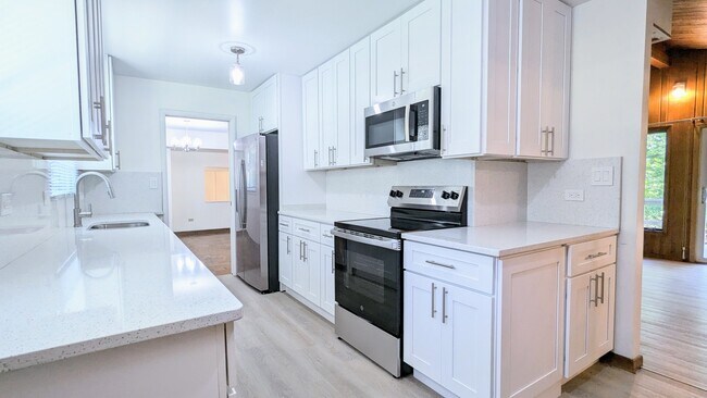 Building Photo - 2030 Crestwood Ln