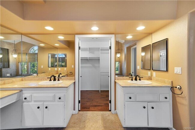 Building Photo - BEAUTIFUL LONE OAK HOME IN CALABASAS!