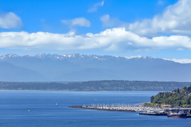 Building Photo - 2033 2nd Ave