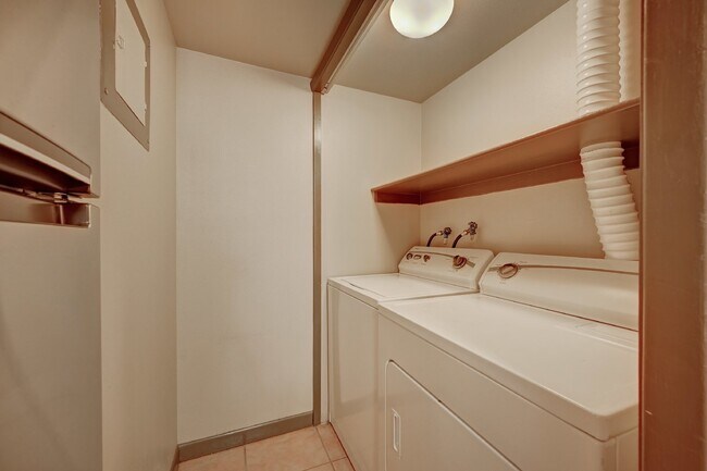 Building Photo - 1BR/1BA Comfortable Condo in Montclair Nei...