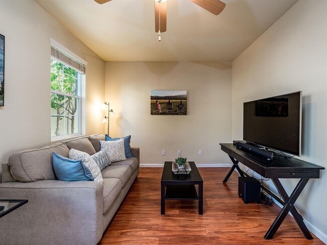 Building Photo - Beautiful Enclave updated unit!