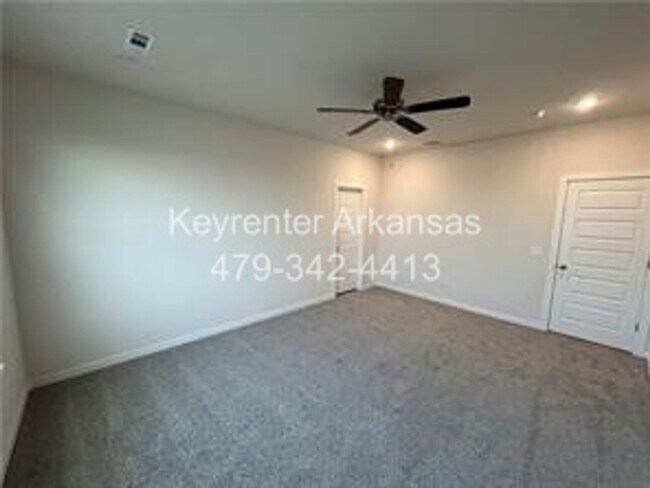 Building Photo - Amazing 3 Bedroom - 3.5 Bathroom in Fayetteville!