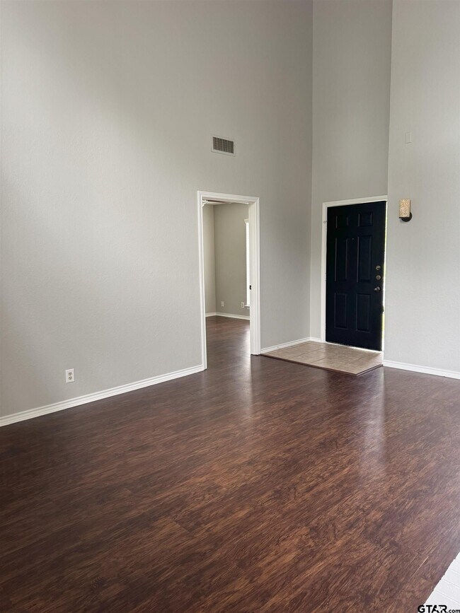 Building Photo - 5907 Hollytree Dr