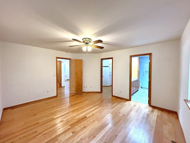 Building Photo - Lovely  3-bedroom home featuring sunroom a...