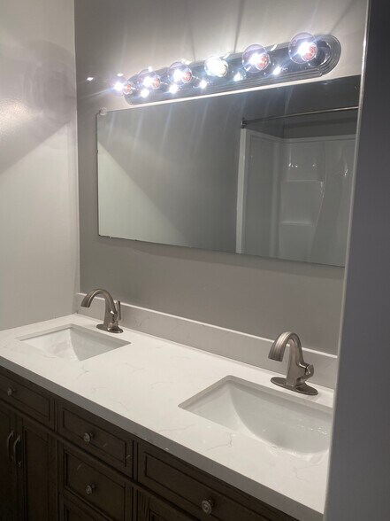 Building Photo - 1002 Woodland Vlg