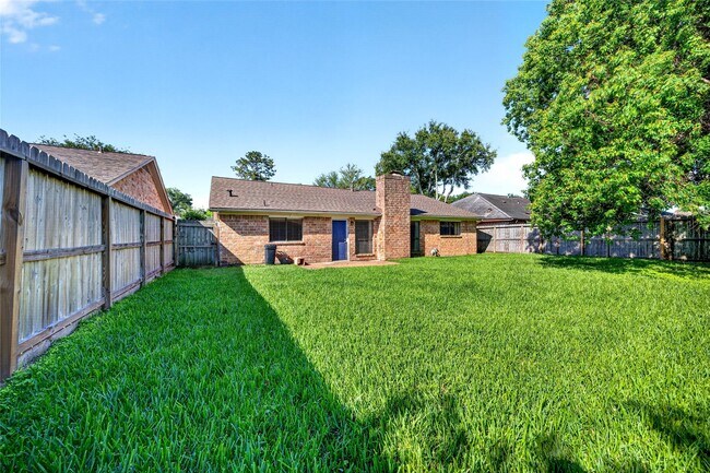 Building Photo - 3031 Shawnee Dr