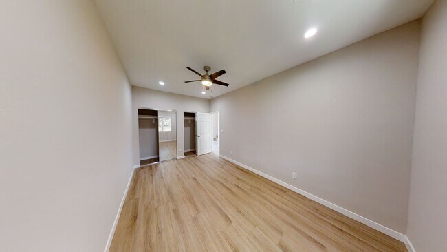 Building Photo - 5BD/2BA, Great Sunroom!