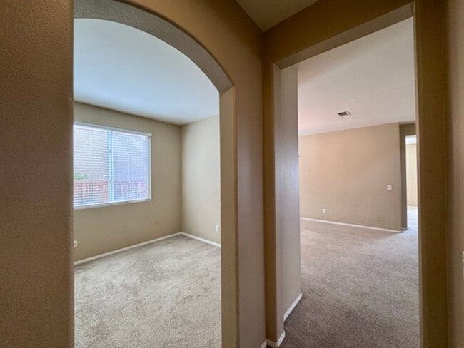 Building Photo - 4 Bedroom Menifee home on Menifee Lakes Go...