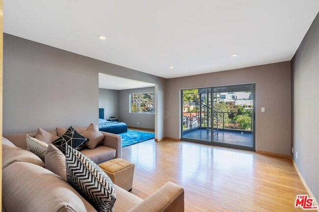 Building Photo - 8614 Hollywood Blvd