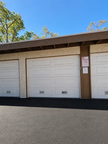 Building Photo - 901 Golden Springs Dr